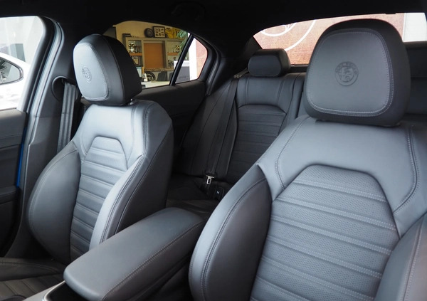 Alfa Romeo Giulia cena 236696 przebieg: 1, rok produkcji 2023 z Moryń małe 46